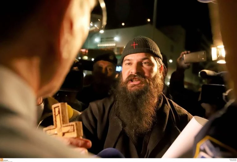 Λάρισα: Άγριο ξύλο ανάμεσα σε αναρχικούς και οπαδούς του «πατέρα Κλεομένη»